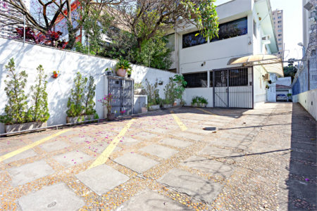 Sobrado à venda com 10 quartos em Campo Belo, São Paulo, SP