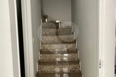 Sobrado com 4 dormitórios, 2 suítes, closet, varandas, escritório, jardim de inverno, espaço gourmet com churrasqueira e fogão a lenha e 3 vagas.