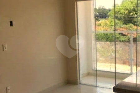 Apartamento no Condomínio Residencial Clarice.