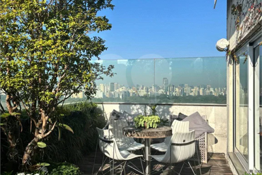 Cobertura duplex com terraço e vista em Cerqueira César