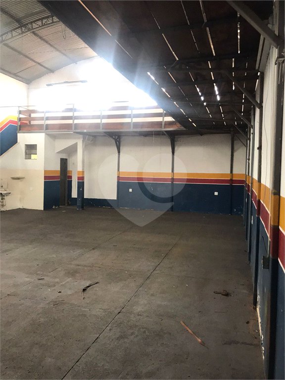Galpão Comercial na Vila Luftalla.