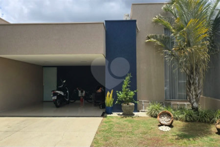 Casa em condomínio Alvorada em Araraquara com 3 dormitórios e piscina