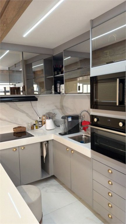 Apartamento com 03 dormitórios com 1 vaga de garagem.