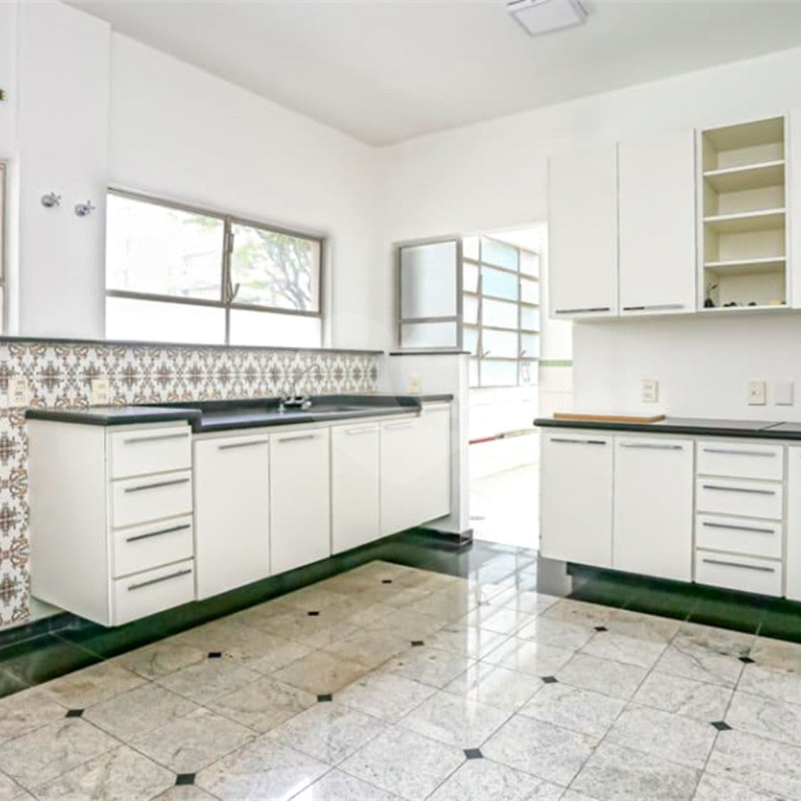 Apartamento na Bela Vista com 228m² 3 dormitorios Aceita e estuda Permuta.