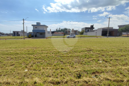 Lote à Venda em São Carlos, no Condomínio Villeneuve I