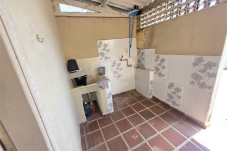 Casa térrea à venda com amplo quintal e grande potencial na Vila Nery