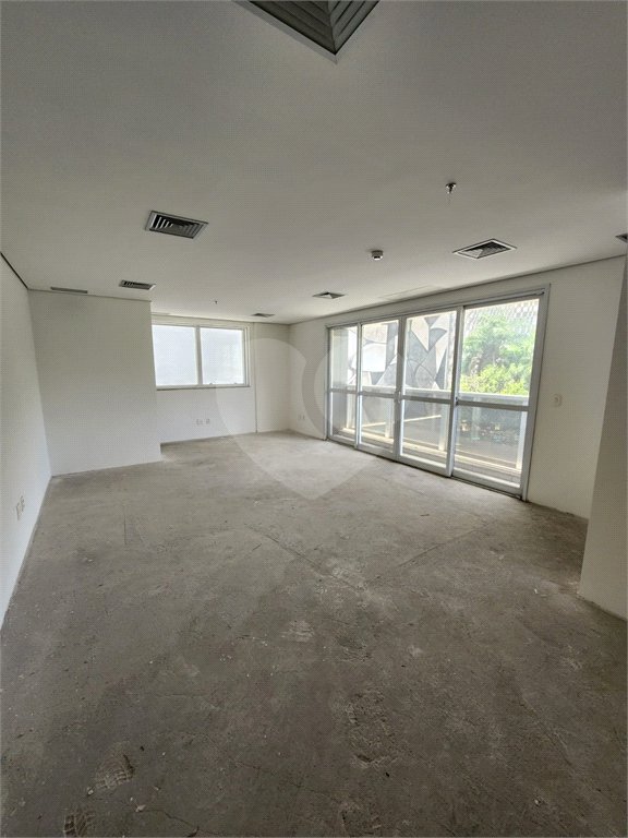 Sala comercial em frente ao Allianz Parque