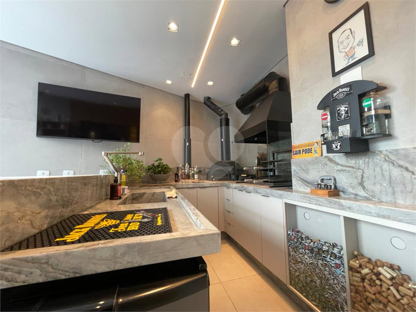 Casa com 4 quartos em condomínio fechado com piscina