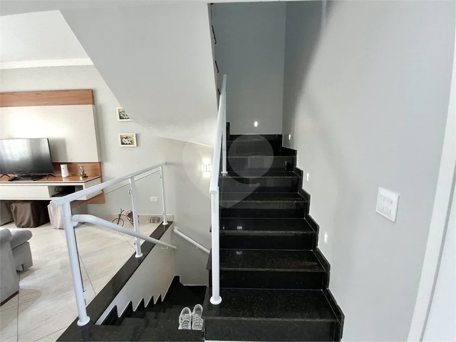Casa à venda com 3 quartos, sendo 1 suíte, no condomínio Vila Arnoni, São Paulo - SP