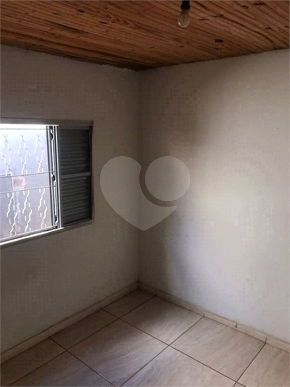 Casa térrea com 3 dormitórios, sendo 1 suíte.