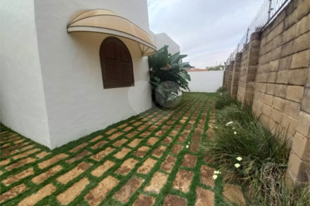 Casa térrea no Condomínio Faber I.