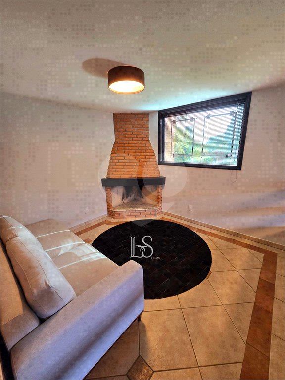 Indaiatuba- Vale das Laranjeiras - Vista dos fundos para o lago - Casa assobradada - 3 pisos, 4 quartos, 2 suítes, uma com hidro ,escritório, sala 3 ambientes, lareira, lavabo,cozinha ampla, despensa, lavanderia, churrasqueira, forno pizza, 6 wcs, piscina, jardim despensa, garagem, segurança