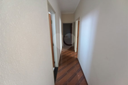 Casa térrea com 3 dormitórios, sendo 1 suíte.