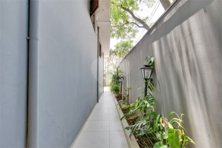 Casa à venda no Brooklin Velho, reformada e com piscina.