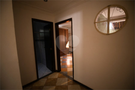 Casa com 4 Dormitórios e área de lazer com piscina