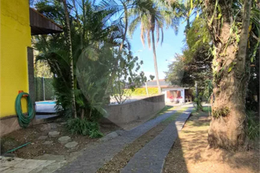 Casa com Piscina, Sauna e Edícula em Rua Arborizada no Tremembé