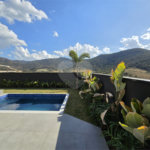 Maravilhosa Casa térrea em condomínio fechado no Portal Lamis, com 3 suítes, piscina privativa e persianas elétricas em excelente condomínio com salão de festas, piscina, quadras de tênis, beach tênis e campo de futebol. Vista cinematográfica da Pedra Grande.