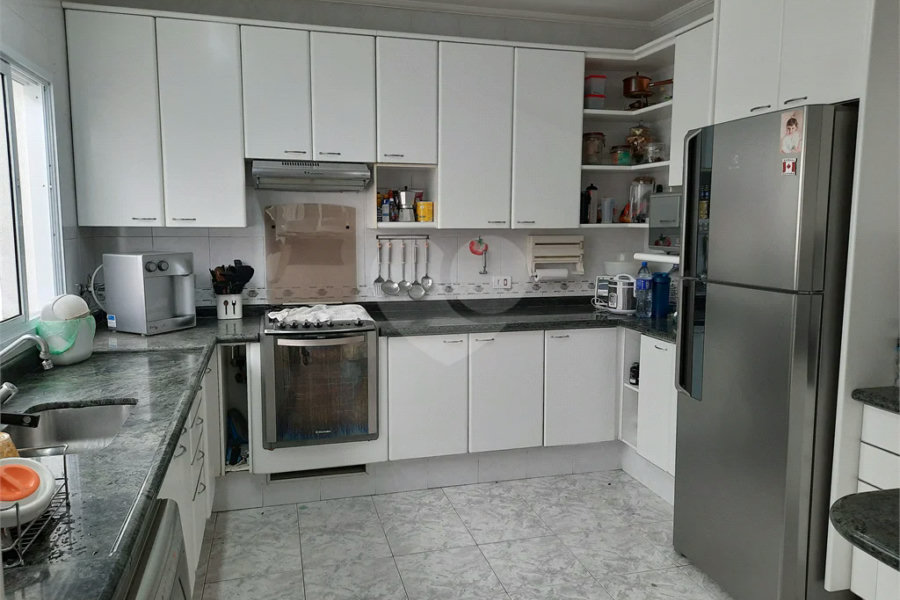 casa térrea na Vila Romana, 07 vagas de garagem, 4 quartos,, sendo 1 suíte amplo quintal.