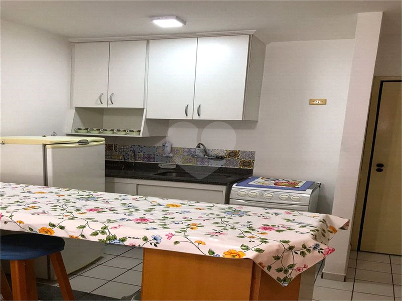 Apartamento mobiliado de 32m2 com 1 dormitório e 1 vaga para locação na Santa Cecília