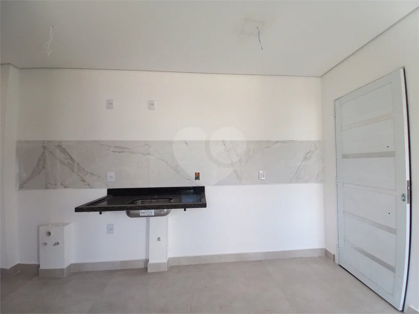 APARTAMENTO À VENDA- 01 DORMITÓRIO COM QUINTAL - 01 VAGA MOTO COM SACADA