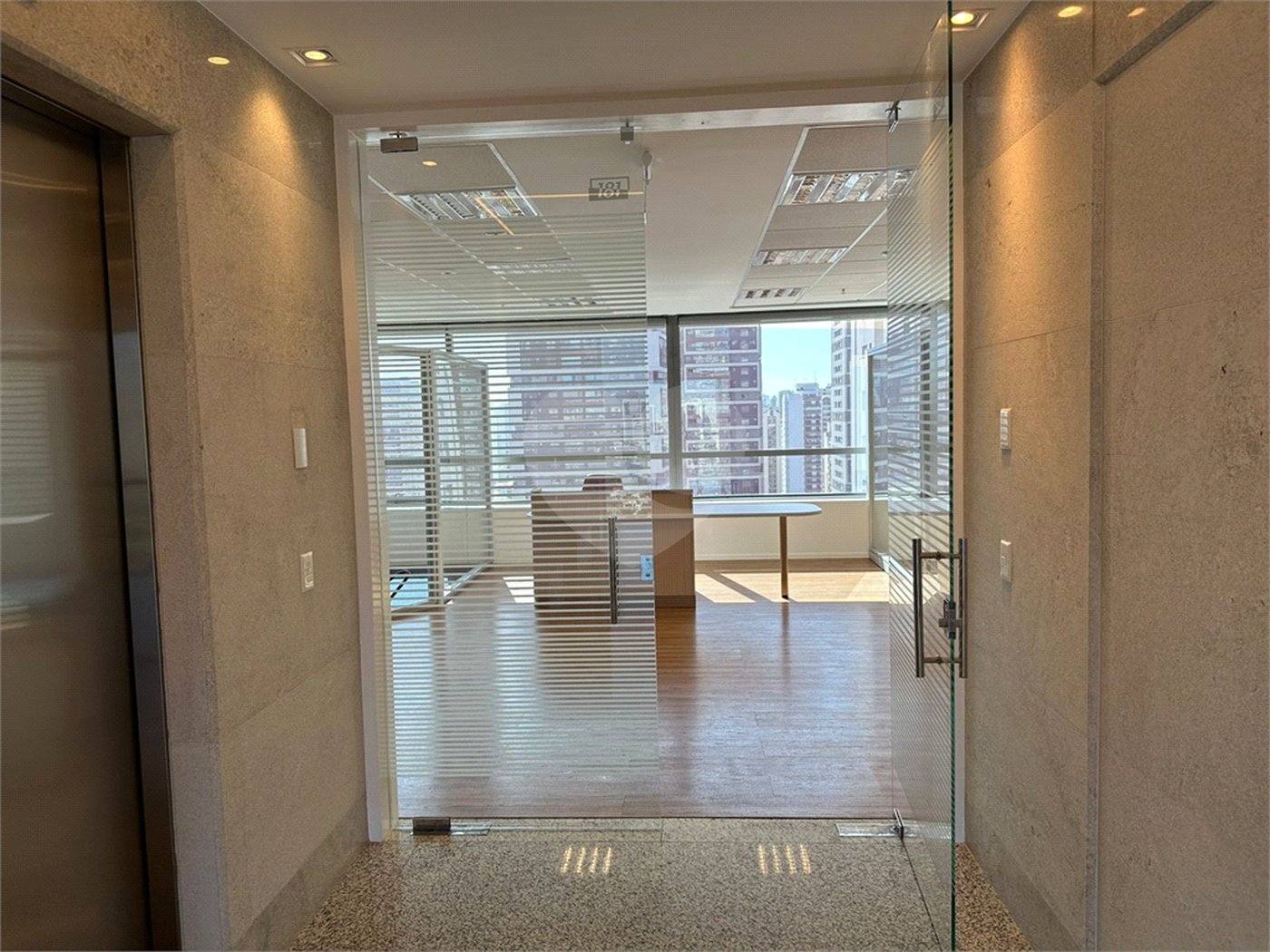 Conjunto comercial com 266m², 8 vagas, para locação no Brooklin