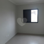 Apartamento VENDER com 44m2, com 2 quartos, banheiro, sala integrada à cozinha e 1 vaga de garagem