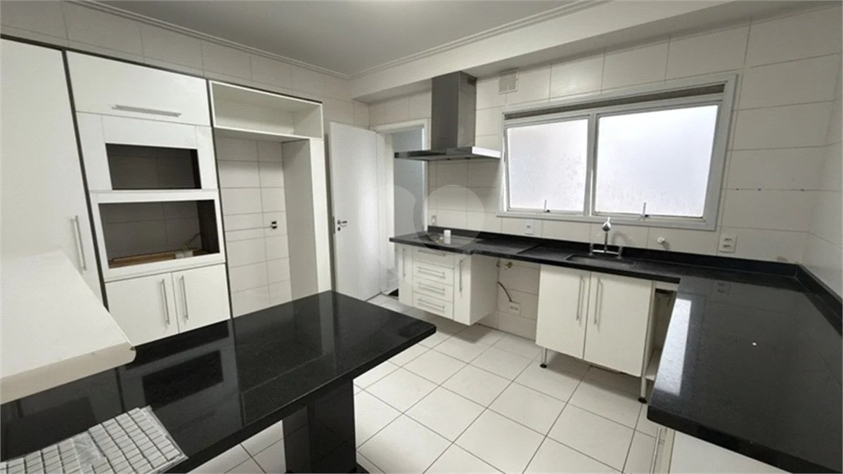 Apartamento de 155 m² com 4 dormitórios, varanda e 2 vagas de garagem. Condomínio com piscinas adulto, infantil e aquecida, lazer e portaria 24 horas.