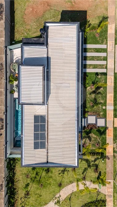 Indaiatuba - Condominio Villa Sapezal - 318 m² de Terreno - 230 m² de Área Construída - 3 suítes, sendo 1 Master com closet planejado - Sala de TV - Sala de estar integrada à Sala de jantar - Cozinha com móveis planejados - Despensa - Escritório planejado - Lavabo - Piscina com preparação para aquec