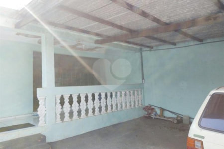 Casa térrea com 2 dormitórios, sendo 1 suíte.