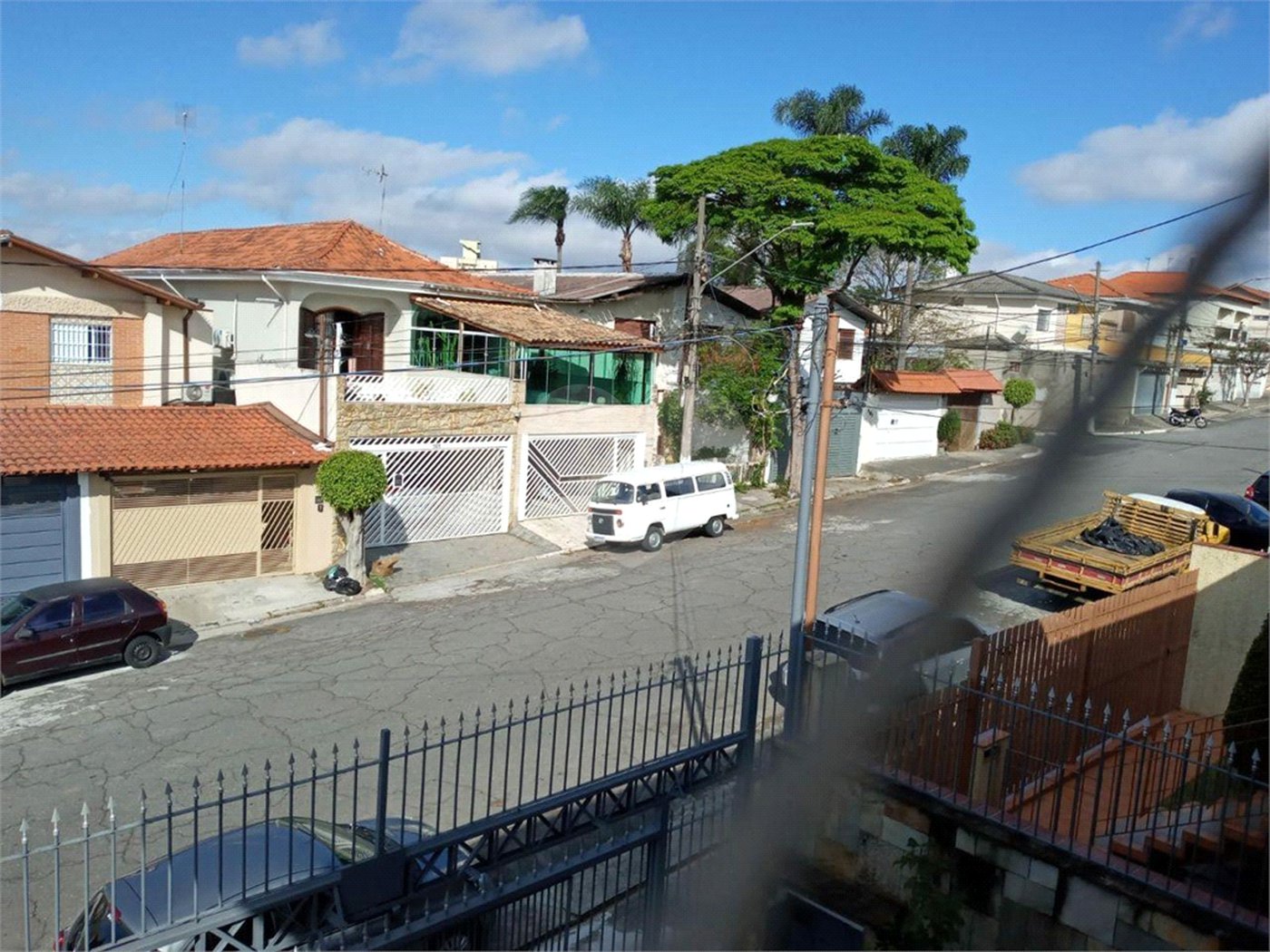 Casa com 4 dormitórios e 4 vagas.