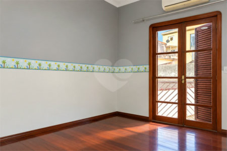 Casa à venda com 6 dormitórios, 3 suítes, piscina, área gourmet, hidromassagem, lareira, varanda e 6 vagas de garagem. Conforto e lazer para toda a família!