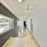 Casa em condomínio Impecável, 4 dorms / 2 suítes, varanda gourmet, piscina, 3 lareiras