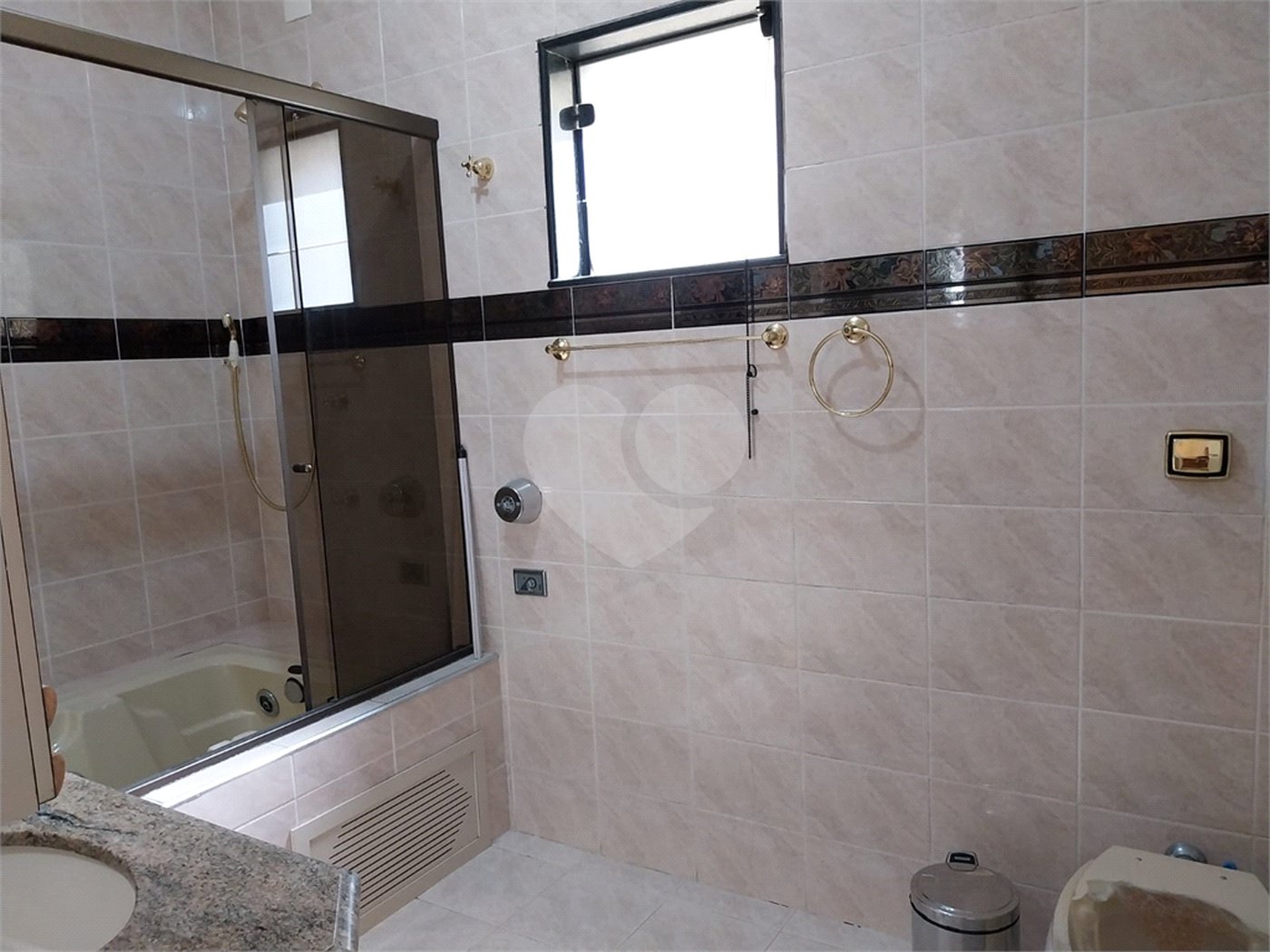 Casa com 324m², 4 dormitórios, sendo 1 suíte, 4 vagas, à venda no Jardim Las Vegas em Santo André.