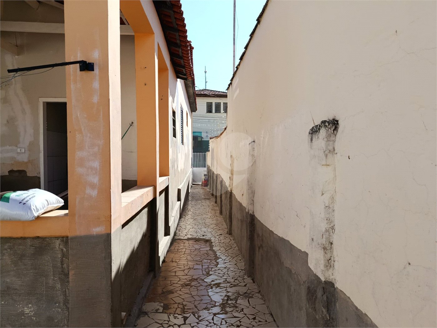 Casa térrea e espaçosa no centro da cidade por apenas R$370.000,00!!! Vamos agendar uma visita?