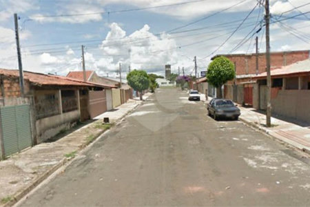 Casa térrea com 3 dormitórios, sendo 1 suíte.