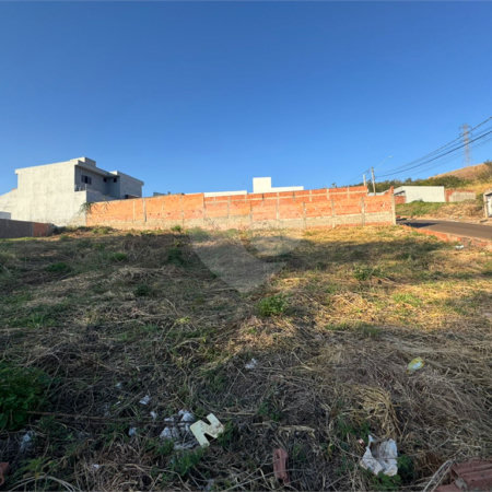Terreno de 277m2 á venda em São Carlos.