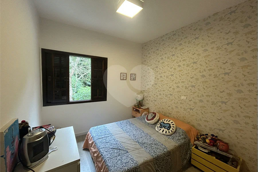 Casa em condomínio com 3 dormitórios, 01 suíte, garagem para 06 carros, área gourmet, piscina.