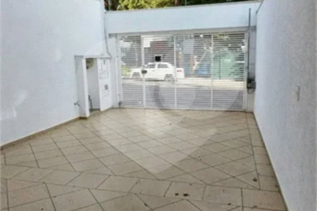 Casa á venda com 230m², 4 dorms, 2 suítes e 4 vagas na Vila Clementino. Estuda permuta.