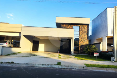 Casa com Piscina no Condomínio Lagos D'Icarai em Salto/SP