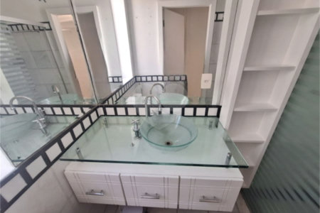 Apartamento para locação com 2 dormitórios, sendo 1 suíte com 02 vagas, totalmente climatizado nos 3 ambientes