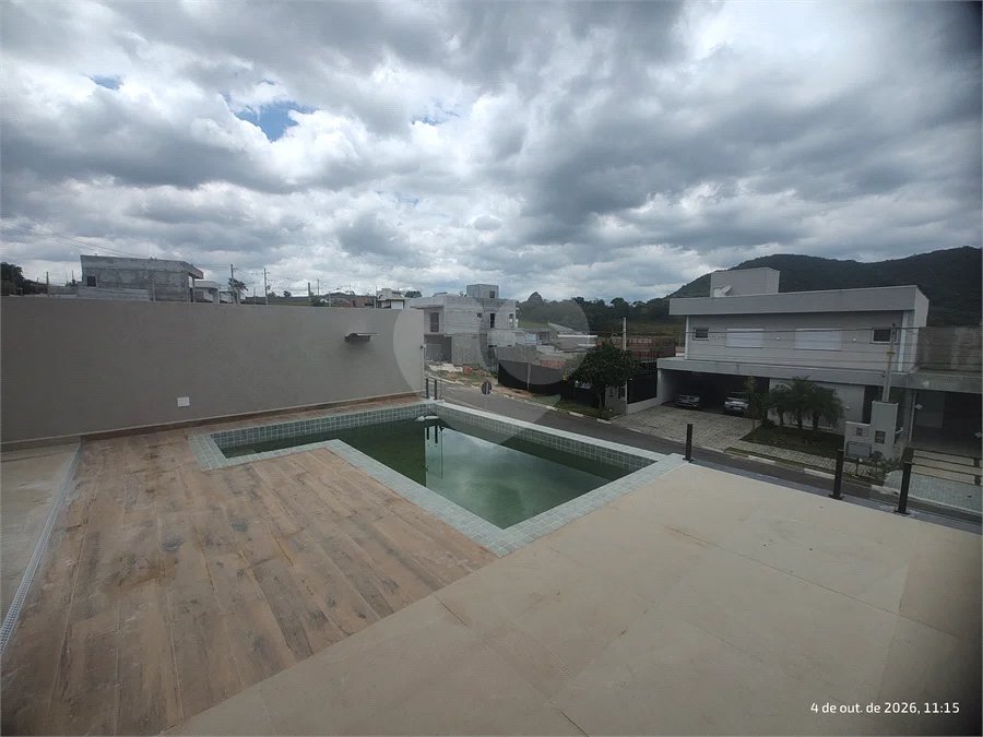 Casa exclusiva em Atibaia de alto padrão com 3 suítes, piscina, espaço gourmet, condomínio fechado, aceita financiamento