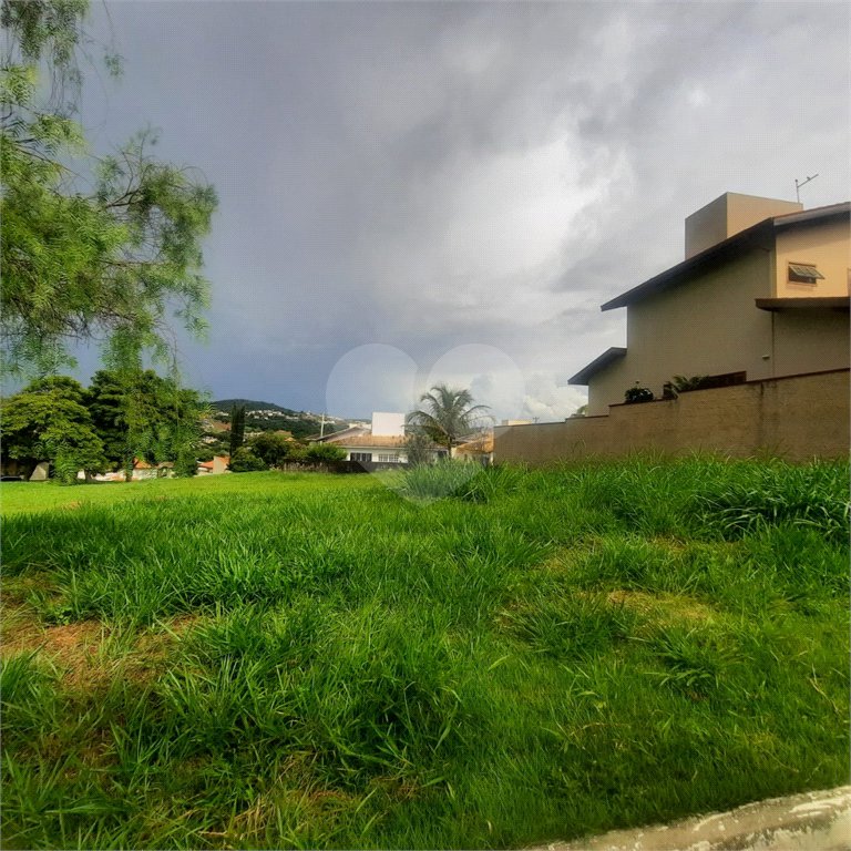 Lindo terreno de 450m², localizado no Condomínio Vilaggio Caprirccio