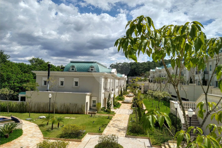 Condomínio de casas de alto padrão em estilo Neoclássico Francês