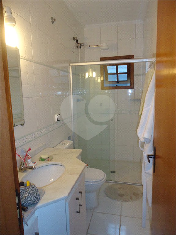 Sobrado com 4 quartos sendo 2 suítes.