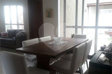 Sobrado à Venda no Condomínio Picollo Villagio com mobilha