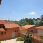 Casa no Pacaembu com ótima distribuição e amplo quintal em terreno em declive