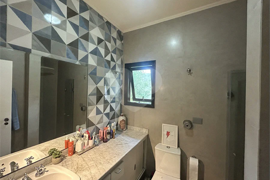 Casa em condomínio com 3 dormitórios, 01 suíte, garagem para 06 carros, área gourmet, piscina.