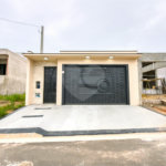 Indaiatuba - Jardim Bom sucesso - Área total: 150m² - Área construída: 115m² - 3 dormitórios sendo 1 suíte com armário planejado;Sala para dois ambientes; Banheiros com box gabinetes e espelhos; Área gourmet com churrasqueira a carvão e móveis planejados; Lavanderia coberta; Ar condicionado na sala