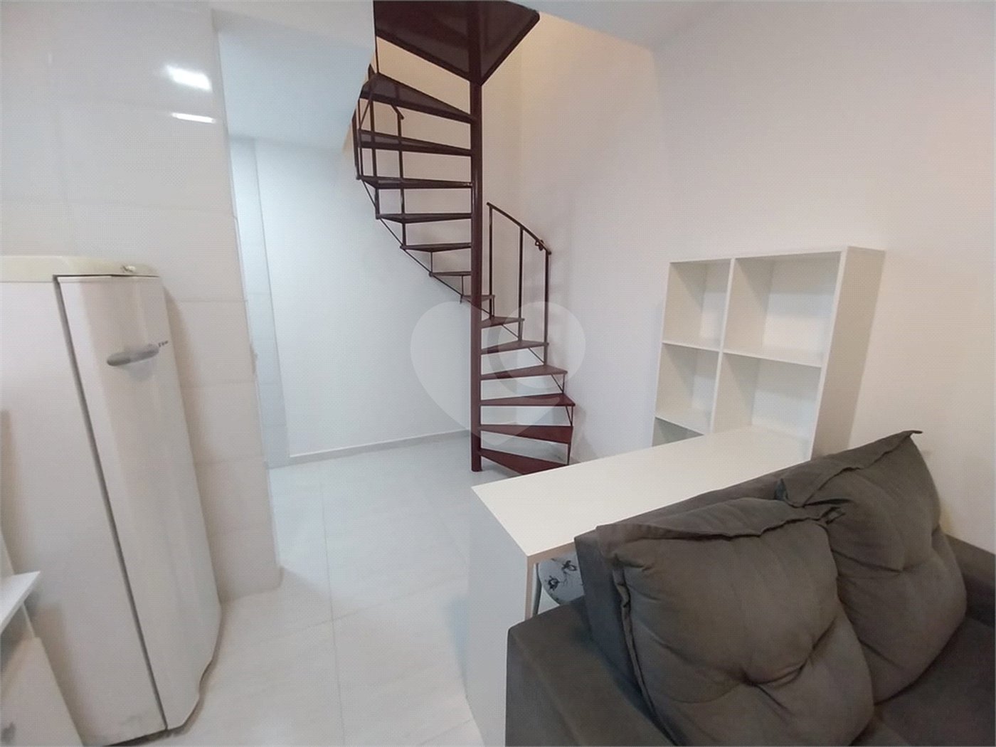 Residencial exclusivo com apenas 08 apartamentos tipo estúdio mobiliados e novinhos, sem condomínio.