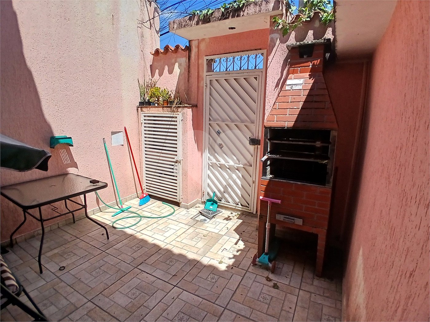Sobrado à venda com 8 quartos, sendo 2 suítes, em Tremembé, São Paulo, SP